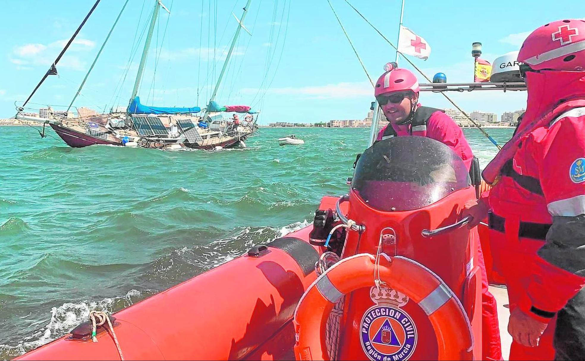 Rescate de los tripulantes de un velero a punto de irse a pique en el Mar Menor, antes del estado de alarma.