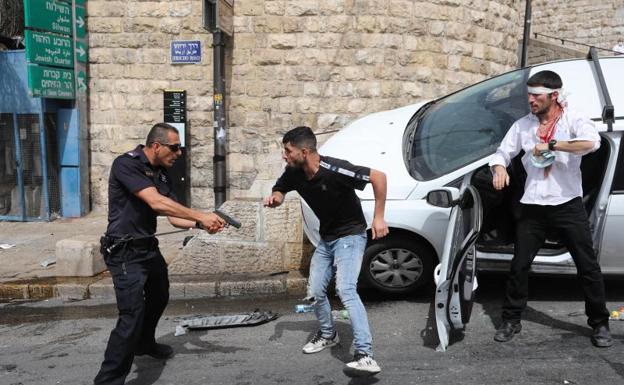 Imagen principal - Imágenes de los enfrentamientos en Jerusalén. 