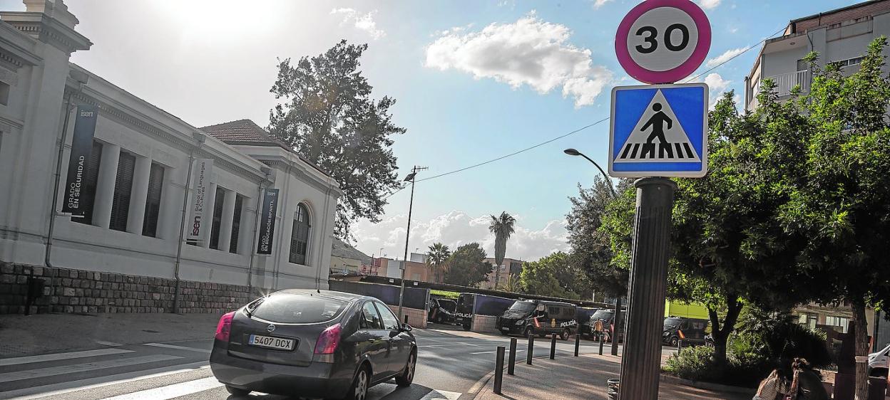 Un coche, ayer por la calle Menéndez Pelayo, junto a una señal que prohíbe circular a más de 30 kilómetros por hora en esta vía. 
