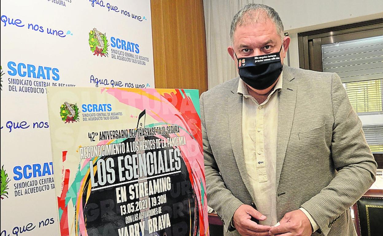 Lucas Jiménez, ayer con el cartel de la gala. 