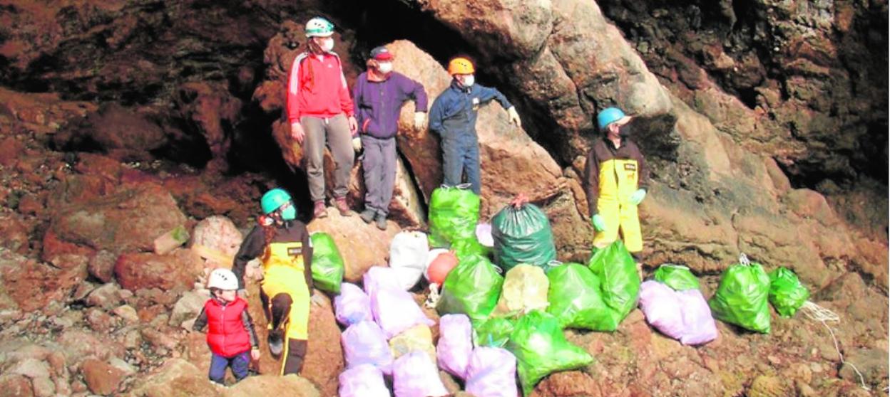 Voluntarios de la FERM con los desperdicios retirados de una cueva. 
