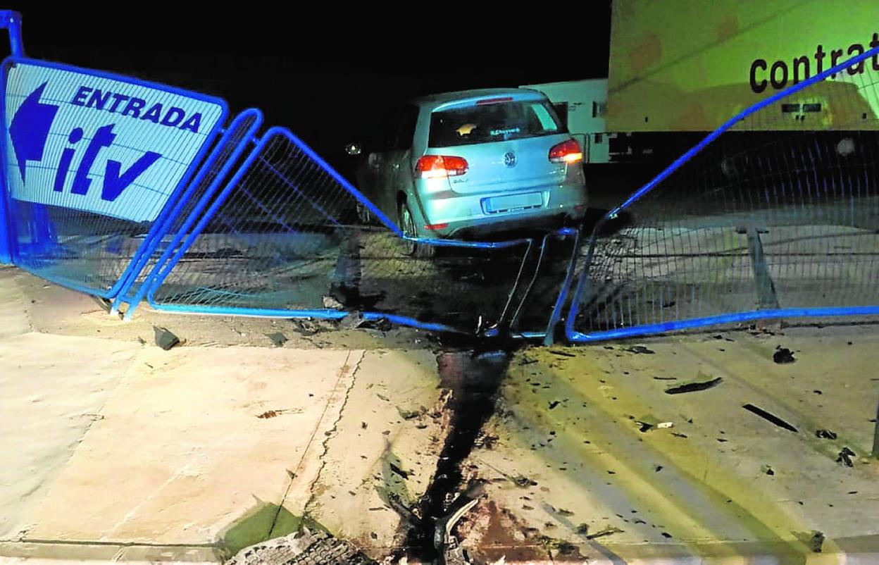 Un vehículo, estampado contra la valla de una estación de ITV en Yecla. 