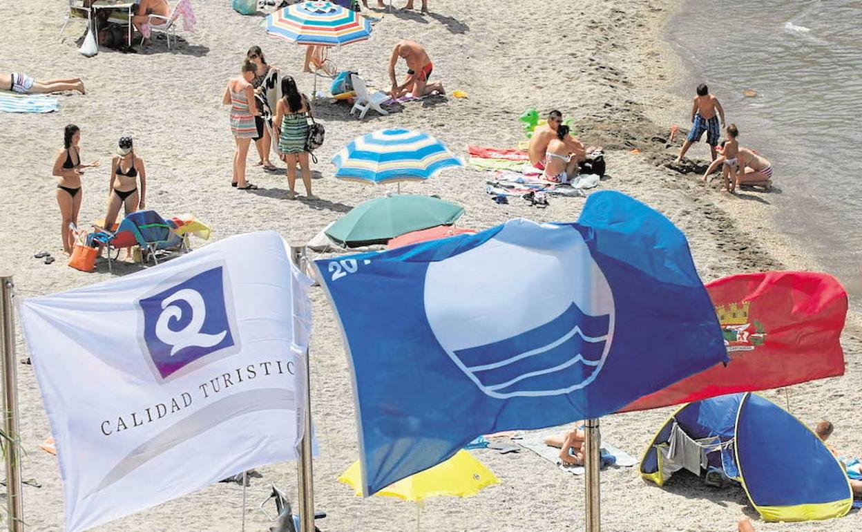 Bandera azul ondeando en la playa cartagenera de Cala Cortina, en una foto de archivo.