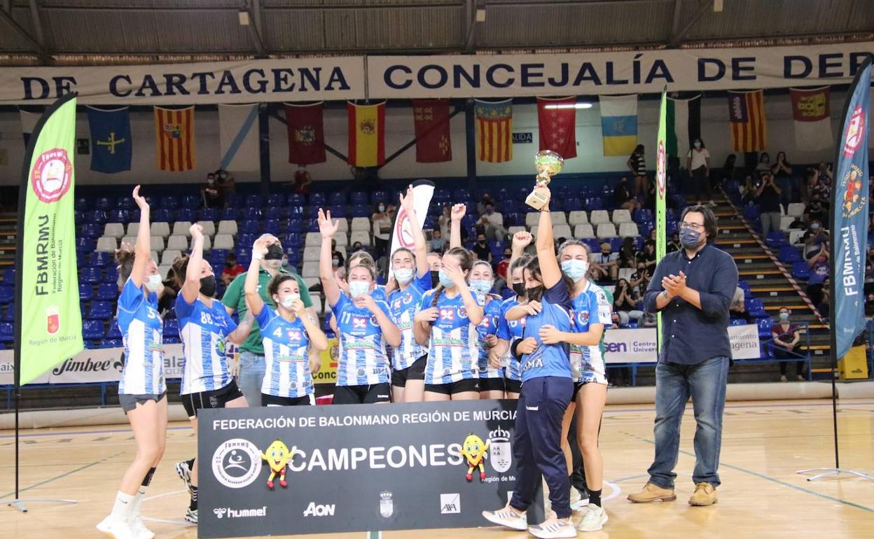 El equipo aguileño tras ganar el campeonato regional sénior de Segunda División femenina de balonmano.