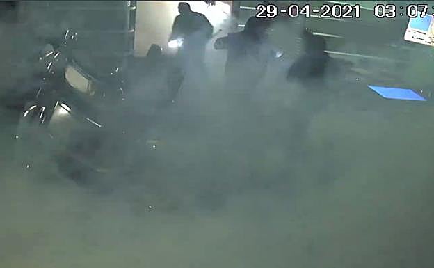 El cañón de humo de un salón de juegos se activa y ciega a los intrusos. 