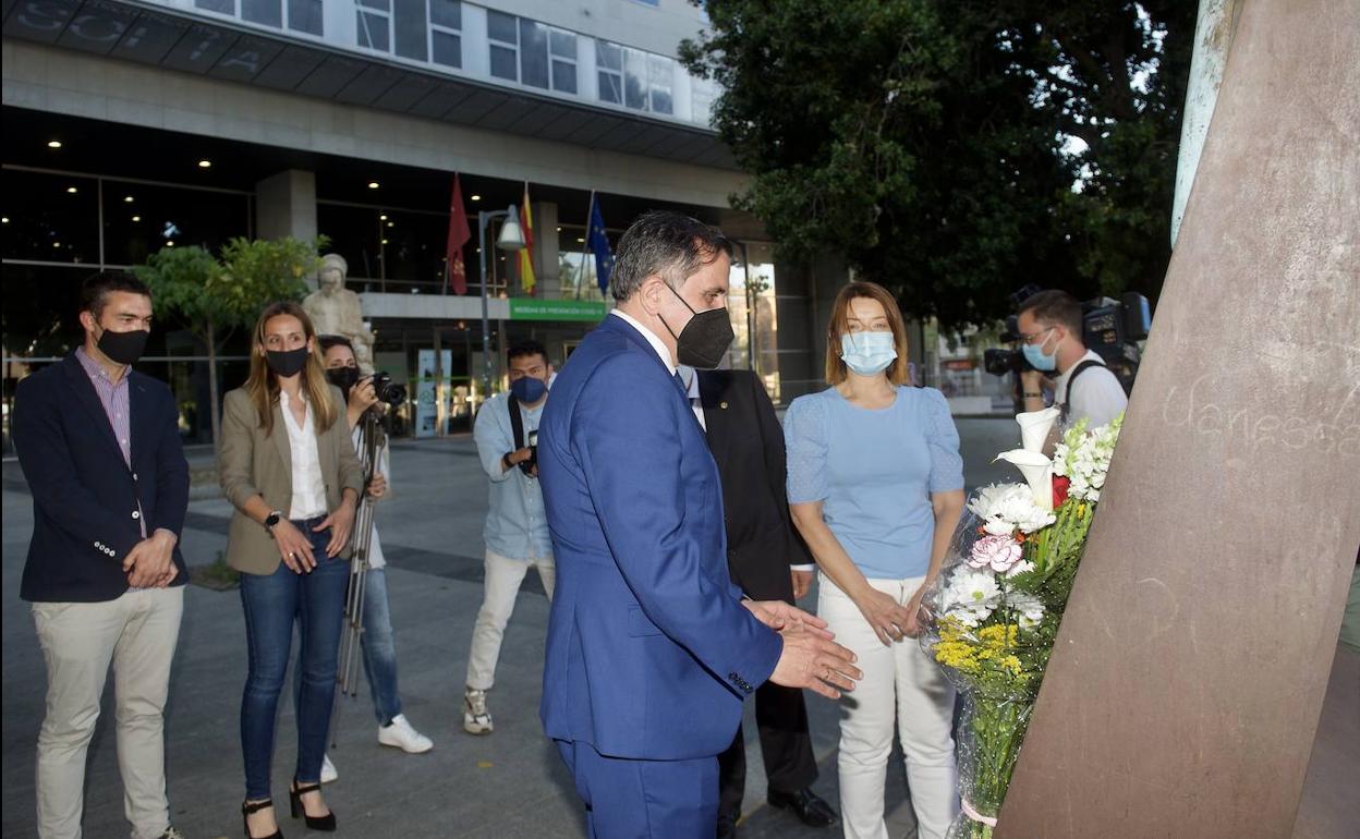 Un momento de la ofrenda floral a las puertas del Hospital Reina Sofía, con el alcalde Serrano (c).