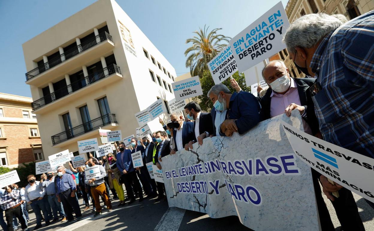 La concentración de la semana pasada ante la Delegación del Gobierno en Murcia.