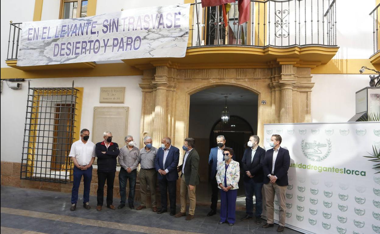 Representantes de los regantes, agricultores y vecinos en la puerta de la Cámara de Comercio de Lorca. 