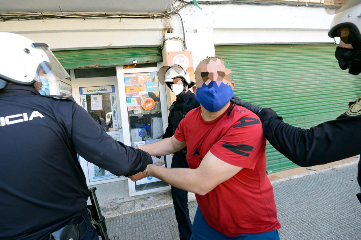 Policías nacionales trasladan al detenido ayer en El Palmar por presunta receptación de objetos robados. 