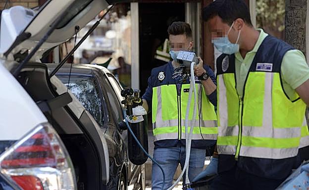 Dos policías nacionales, durante la intervención realizada en el barrio de Los Rosales de El Palmar, ayer. 
