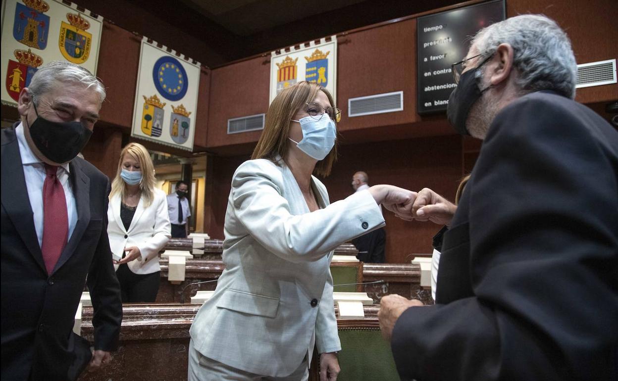 Franco saluda al presidente de la Asamblea, Alberto Castillo. | En vídeo, emisión en directo. 