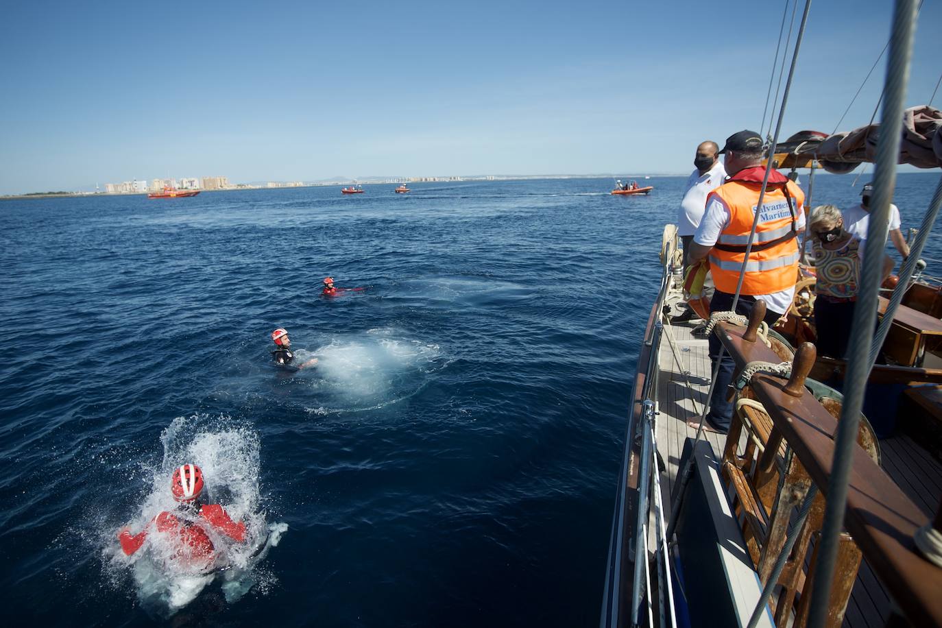 Fotos: Rescate por mar y aire en Isla Grosa