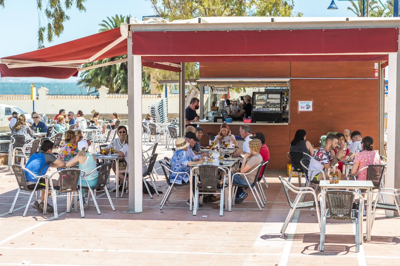 Fotos: Ambiente en las playas de Santiago de la Ribera en el primer fin de semana tras el estado de alarma