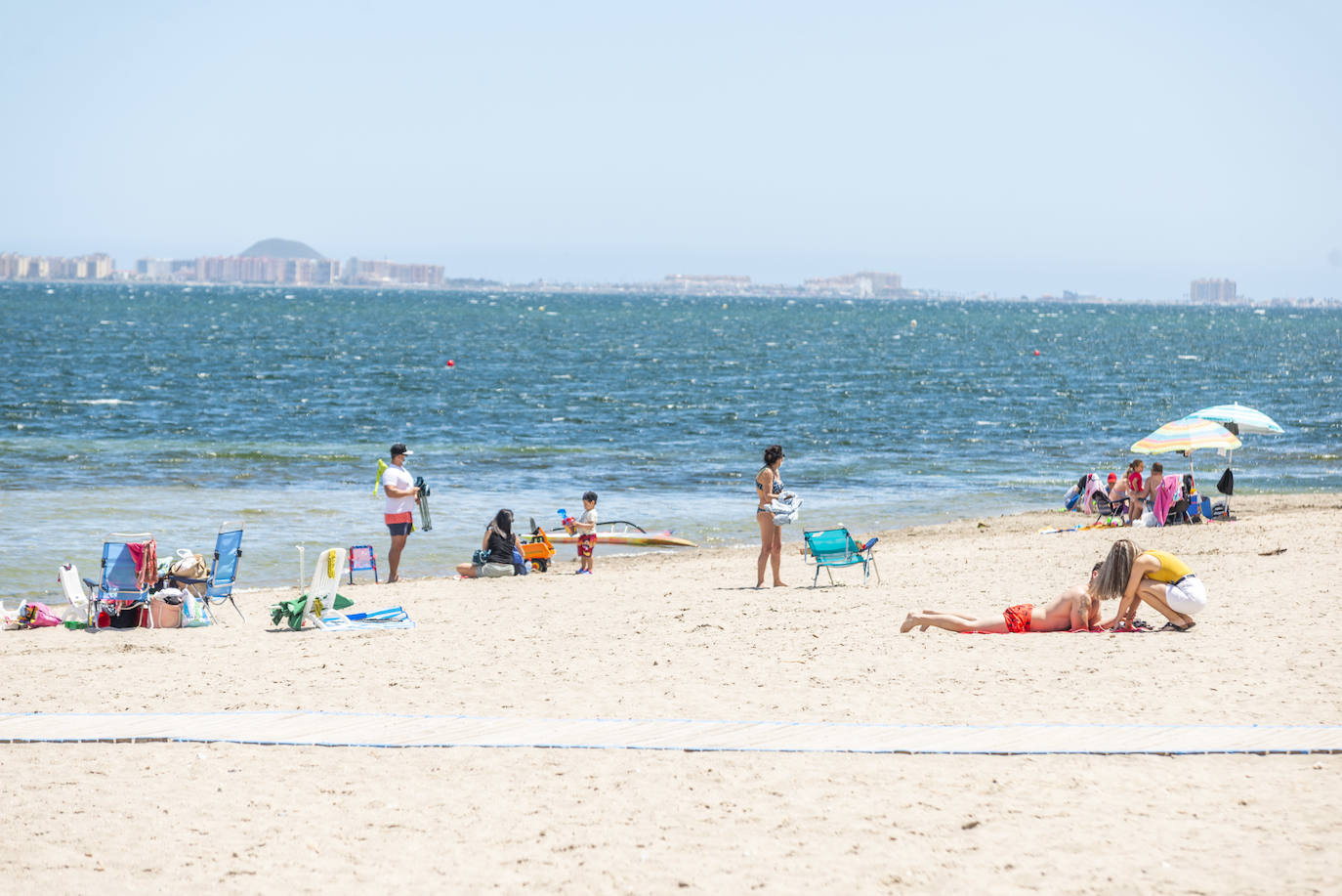 Fotos: Ambiente en las playas de Santiago de la Ribera en el primer fin de semana tras el estado de alarma