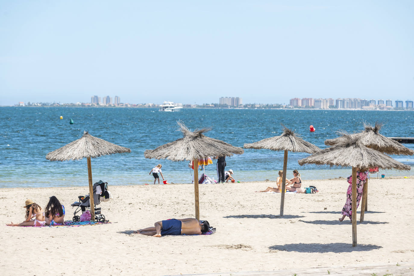 Fotos: Ambiente en las playas de Santiago de la Ribera en el primer fin de semana tras el estado de alarma