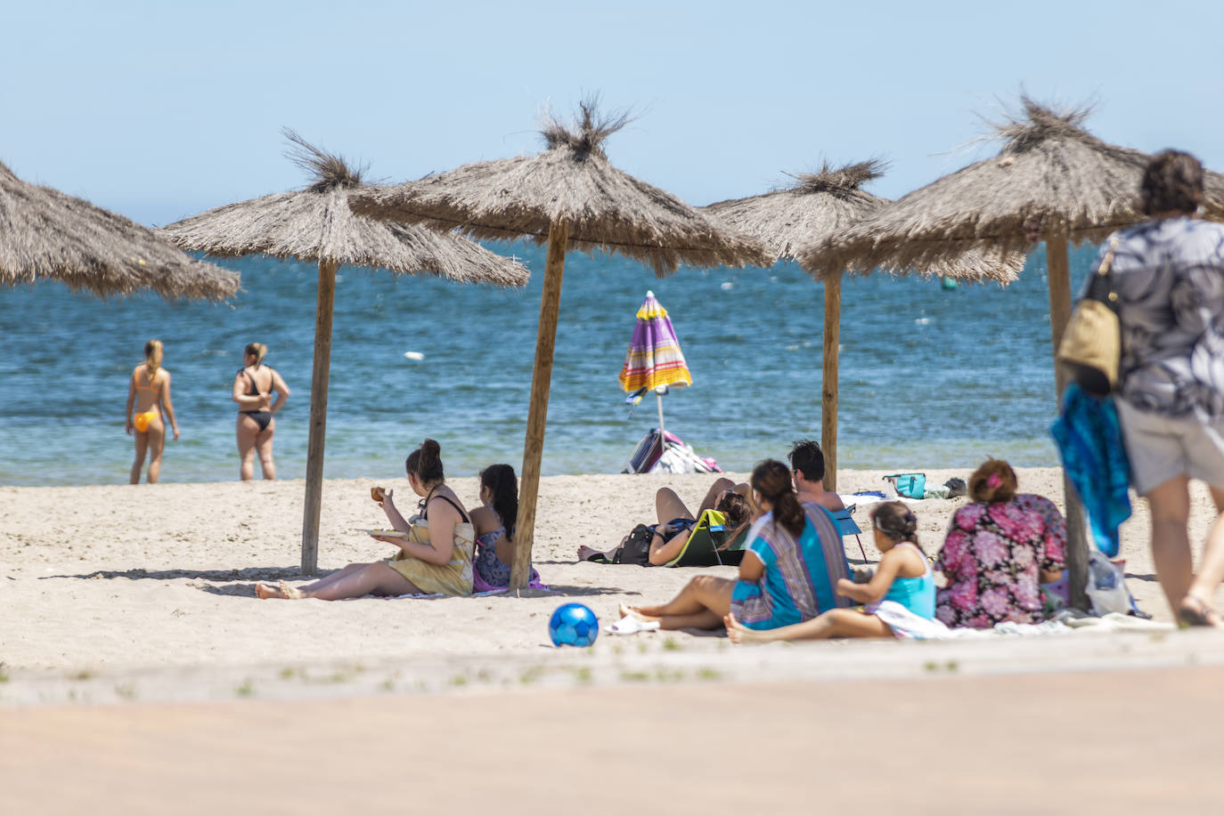 Fotos: Ambiente en las playas de Santiago de la Ribera en el primer fin de semana tras el estado de alarma