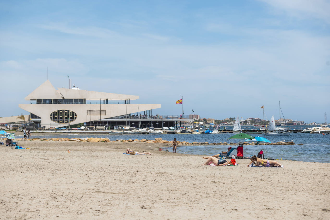 Fotos: Ambiente en las playas de Santiago de la Ribera en el primer fin de semana tras el estado de alarma