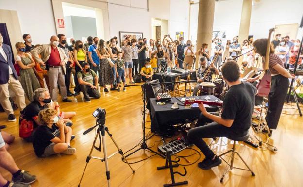 Galería. Un momento de la actuación de Crudo Pimiento en el acto de apertura de la programación del Día Internacional de los Museos, ayer, en el Palacio Almudí de Murcia.