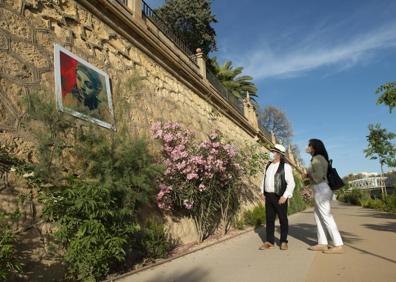 Imagen secundaria 1 - Exposición 'Cauce', de distintos artistas, en el paseo ribereño de Murcia Río. | Pedro Cano enseña sus obras a un grupo de personas sordomudas el su museo en Blanca.