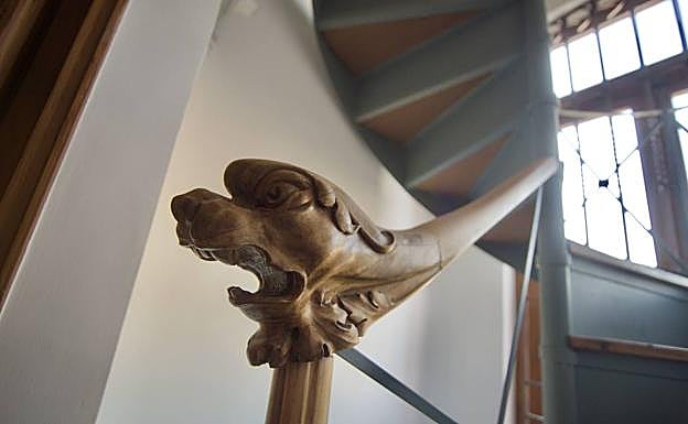 Detalle del pasamanos de la escalera que conduce a la torre. 