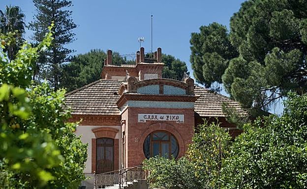 La singular puerta con doble escalera que da acceso a la centenaria mansión, realizada con ladrillo. 