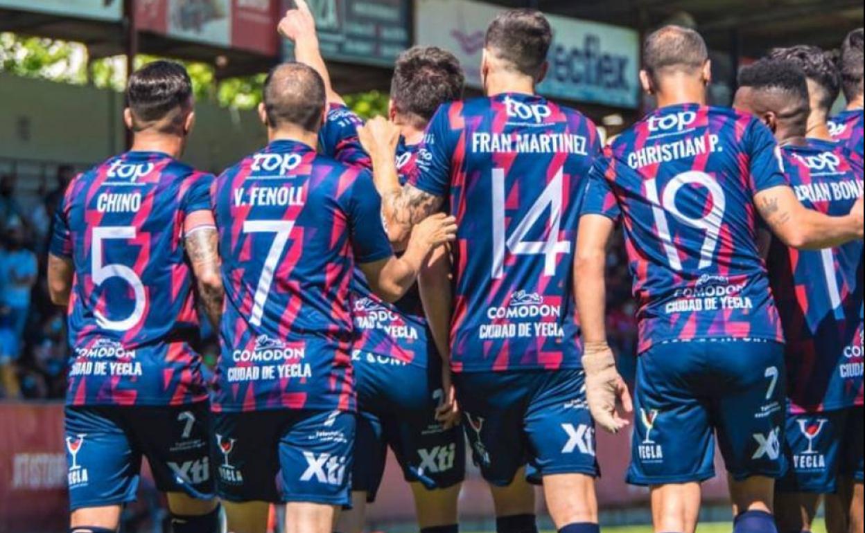 Los jugadoes del Yeclano celebran un gol.