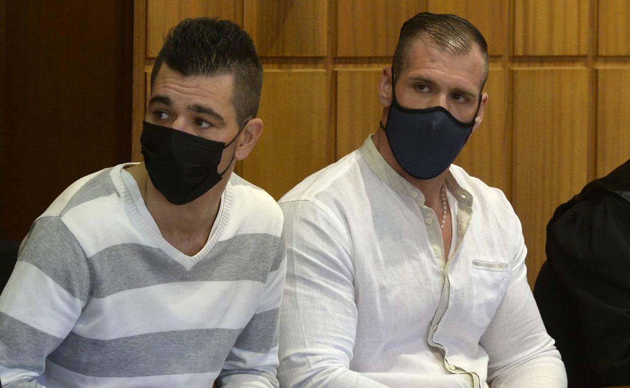 Los acusados Jonathan M. N. y Fernando P. L., durante la celebración del juicio, este lunes.