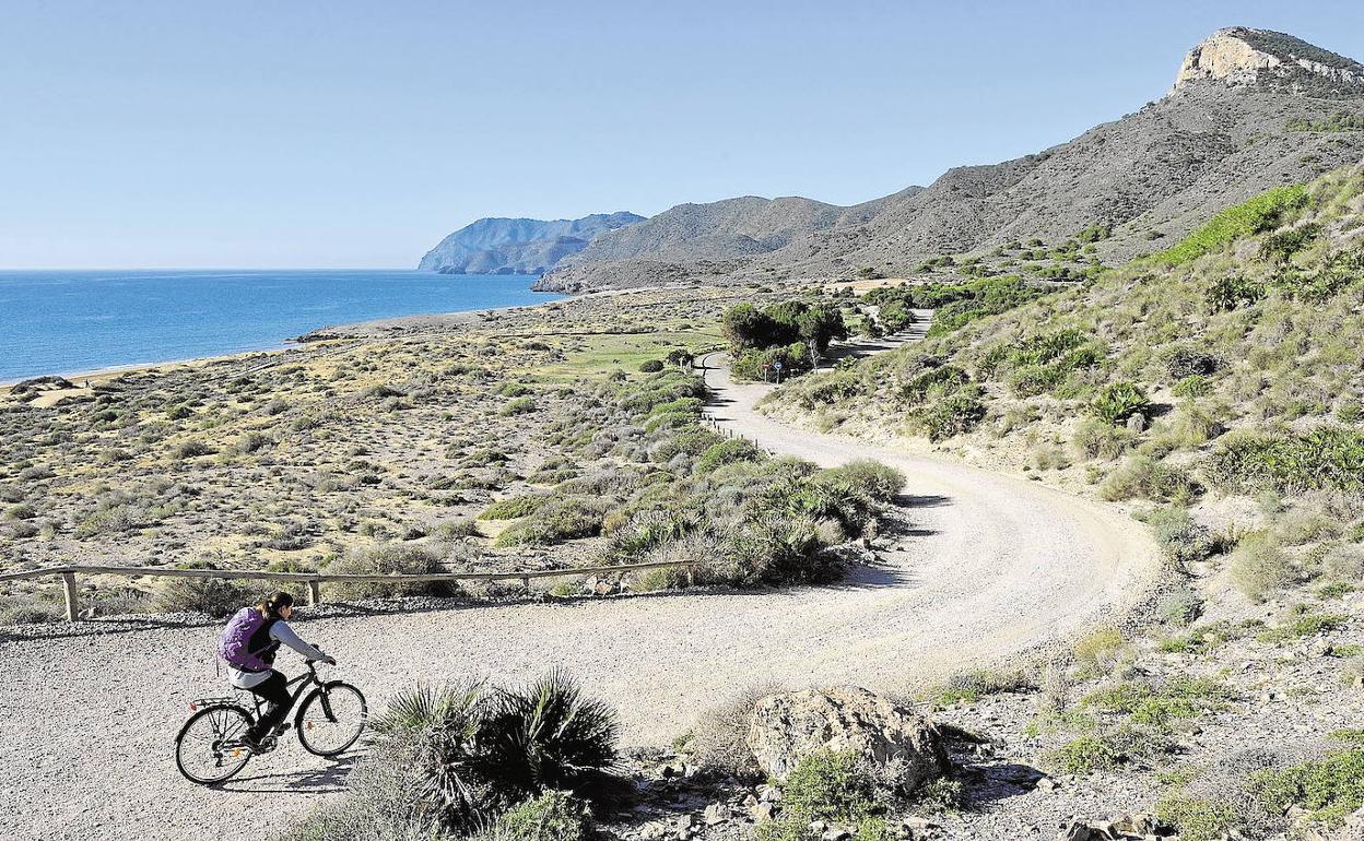 Un ciclista pedalea por el Parque Regional de Calblanque. 