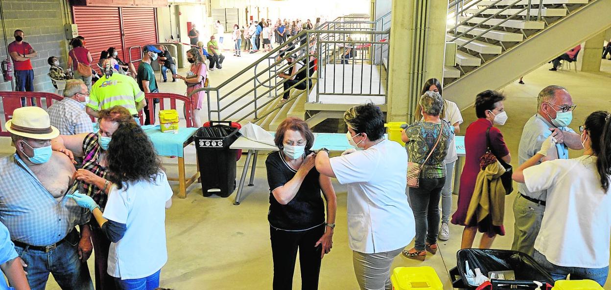 Enfermeros administrando dosis de la vacuna ayer en el estadio Enrique Roca, en Nueva Condomina. 