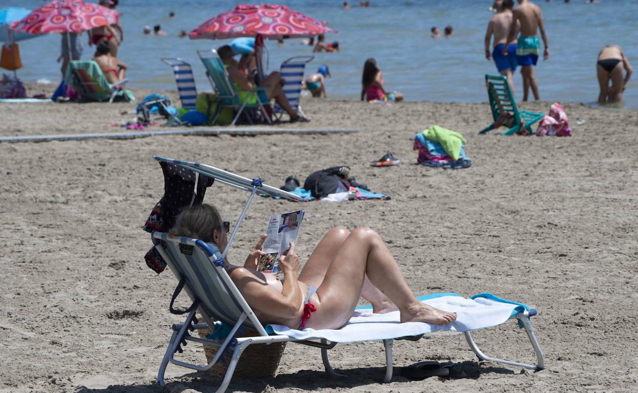 Playa de Colón en Santiago de la Ribera, en la Región de Murcia.