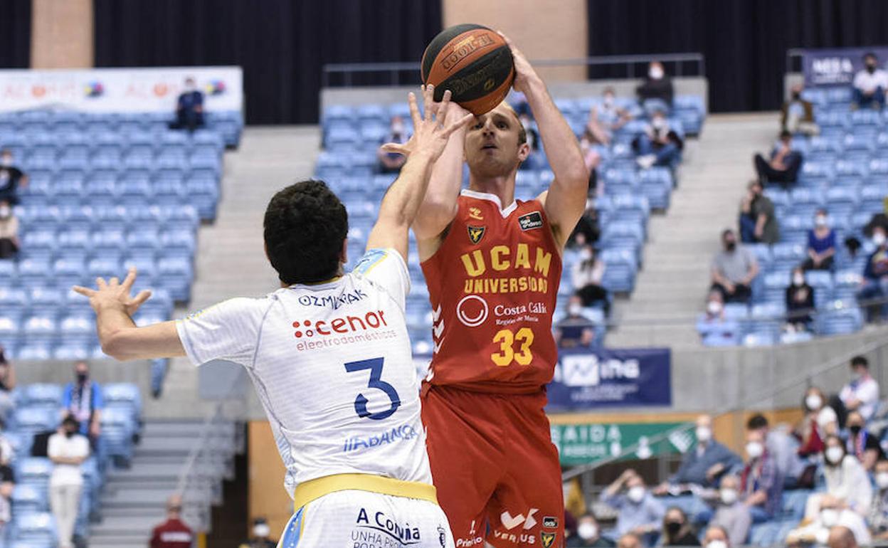 Frankamp dispara ante la defensa de Ozmizrak, en el partido disputado este miércoles etre Monbus Obradoiro y UCAM Murcia.