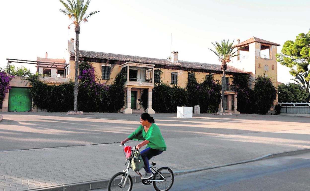 Fachada principal de la casona de Torre Aledo, que se convertirá en una residencia de mayores. 