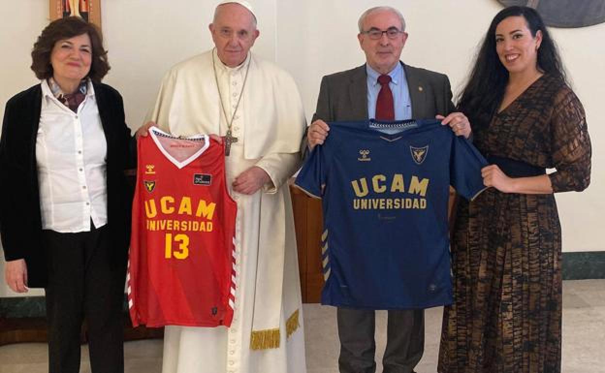 El Papa Francisco, junto con el presidente de la UCAM, José Luis Mendoza, en la Santa Sede.