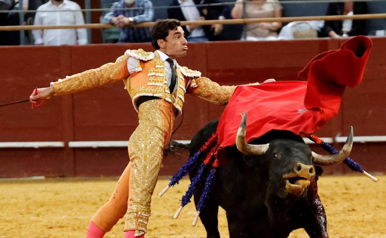 El diestro Paco Ureña, durante el festejo de este jueves.