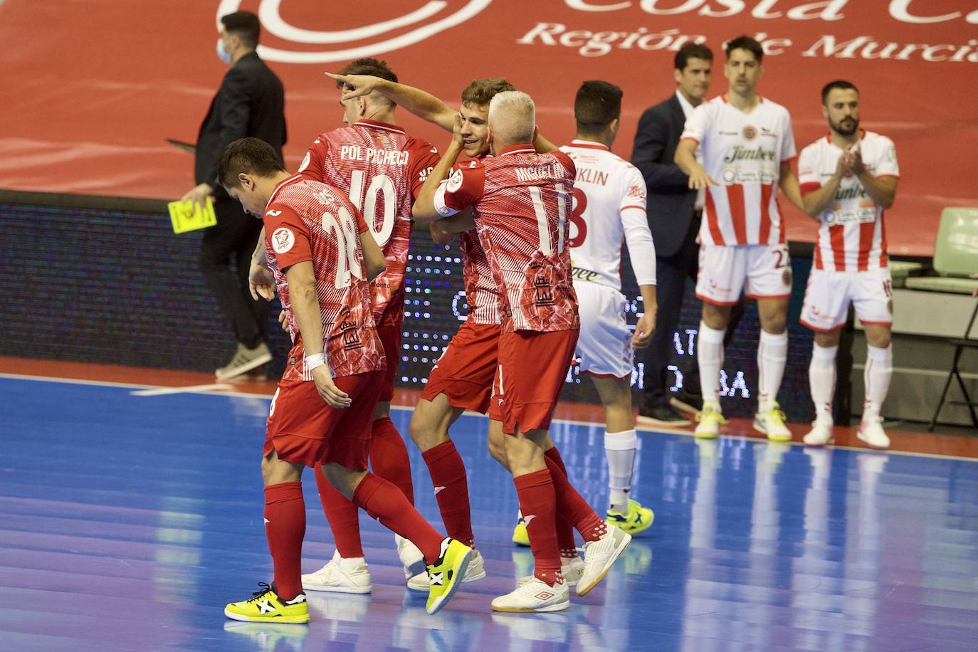 Fotos: ElPozo sacude la fe del Jimbee