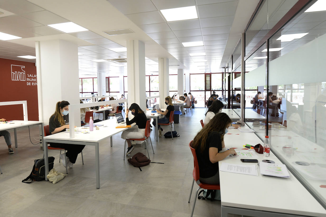 Fotos: Los alumnos de Murcia se quejan de falta de espacio y horarios limitados en las salas de estudio