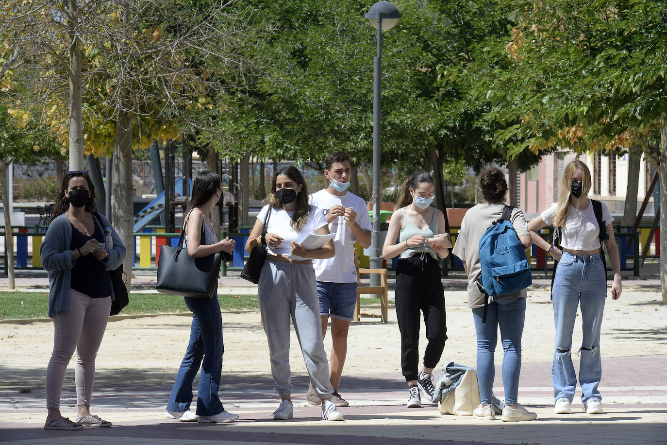 Fotos: Los alumnos de Murcia se quejan de falta de espacio y horarios limitados en las salas de estudio