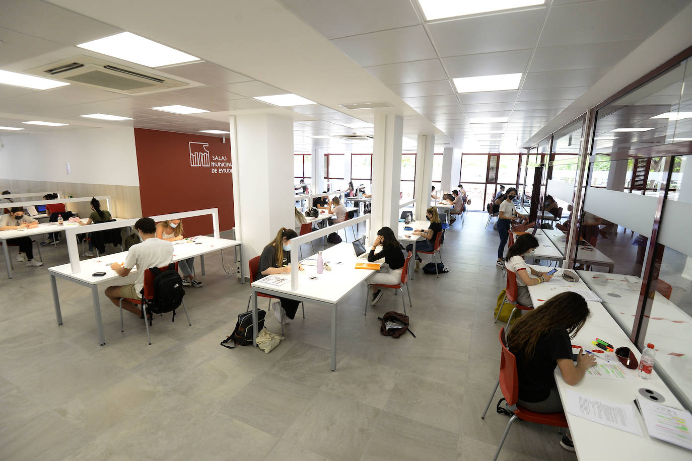 Fotos: Los alumnos de Murcia se quejan de falta de espacio y horarios limitados en las salas de estudio