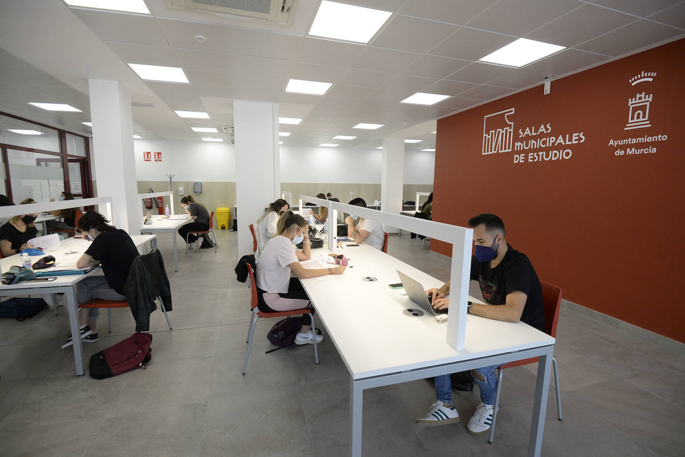 Fotos: Los alumnos de Murcia se quejan de falta de espacio y horarios limitados en las salas de estudio