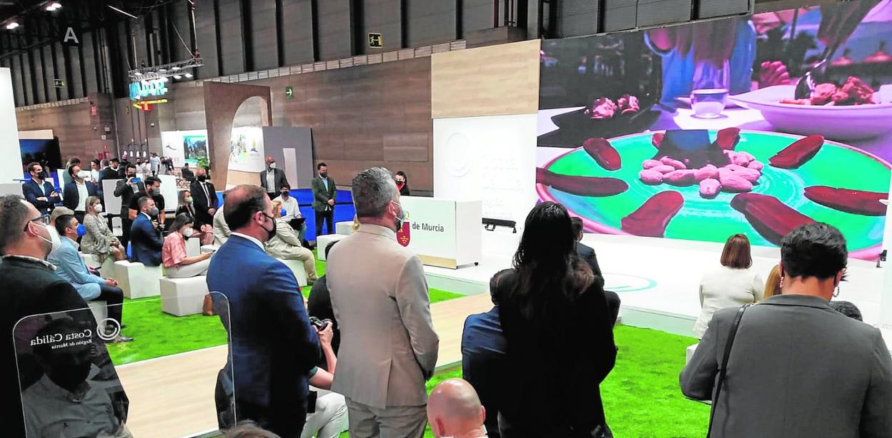 Asistentes al expositor de la Región de Murcia contemplan el vídeo promocional preparado para atraer a los visitantes de dentro y fuera de las fronteras españolas. 