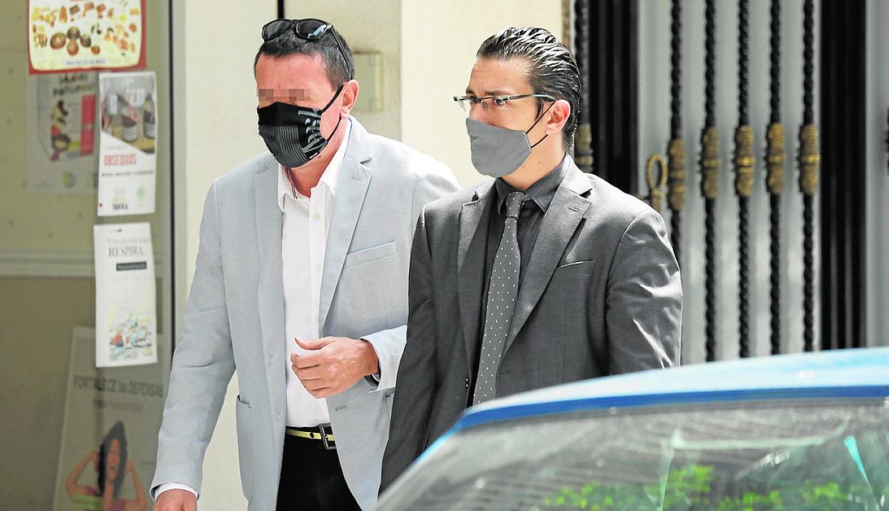 El empresario Enrique O. M., a la izquierda, junto al letrado Raúl Pardo-Geijo, ayer, en Yecla. 