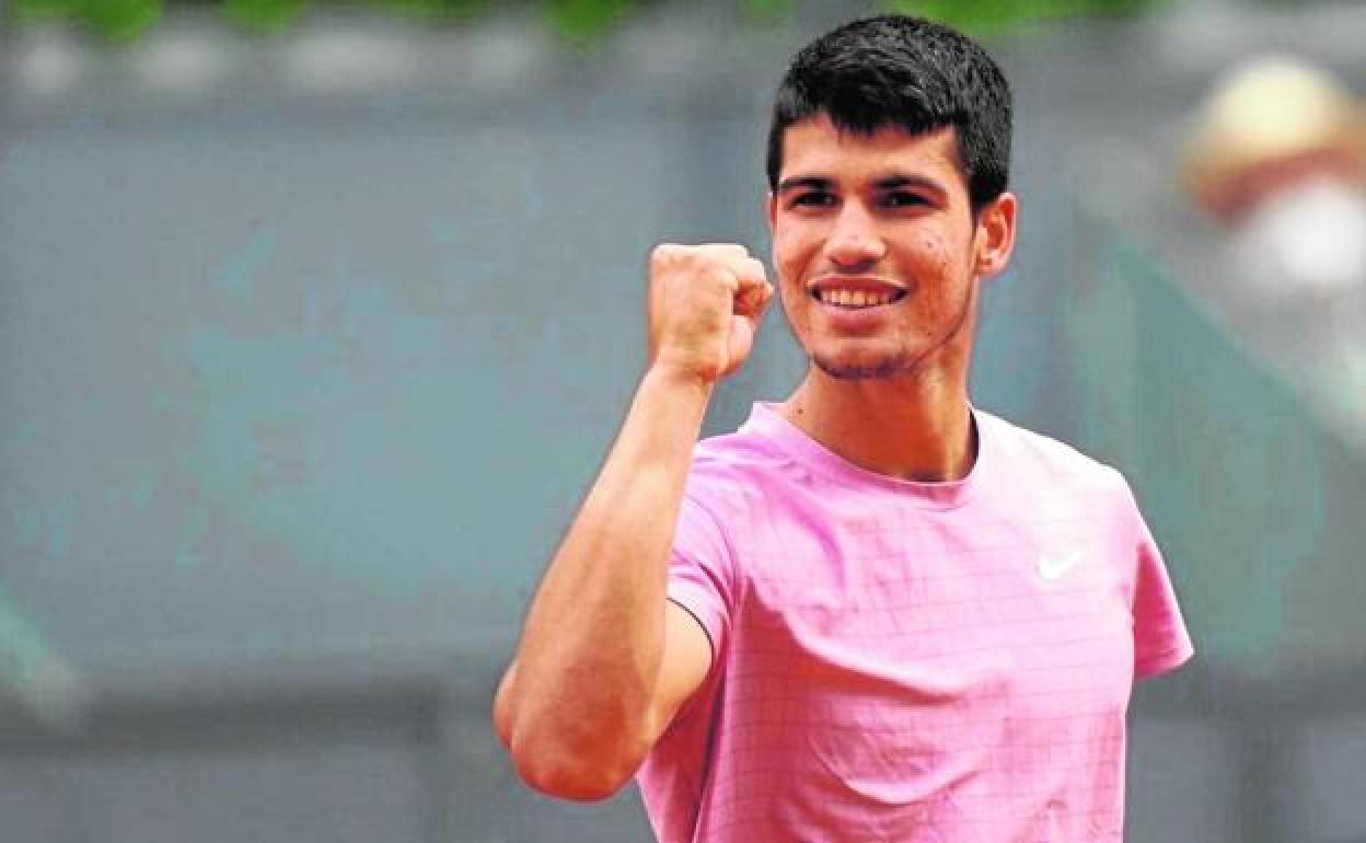 Carlos Alcaraz celebra su triunfo en el Challenger de Oeiras, este sábado.