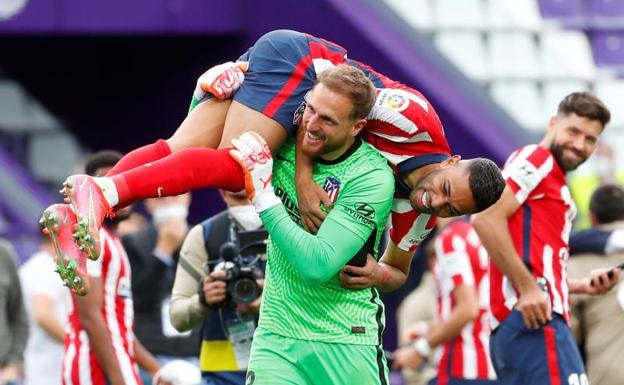 Jan Oblak lleva a hombros a Lodi. 