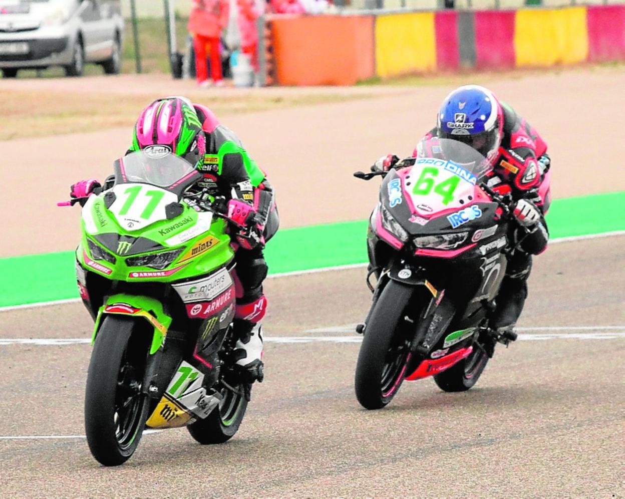 Ana Carrasco, con el número 11, entrando en quinto lugar, por delante del francés Hugo De Cancellis, en la carrera de ayer en Alcañiz. 