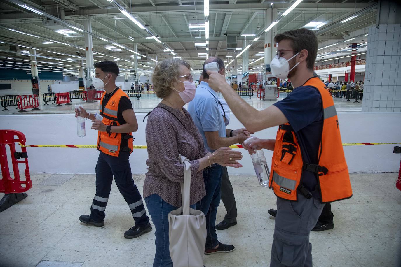 Fotos: Comienza la vacunación en el centro comercial La Rambla de Cartagena