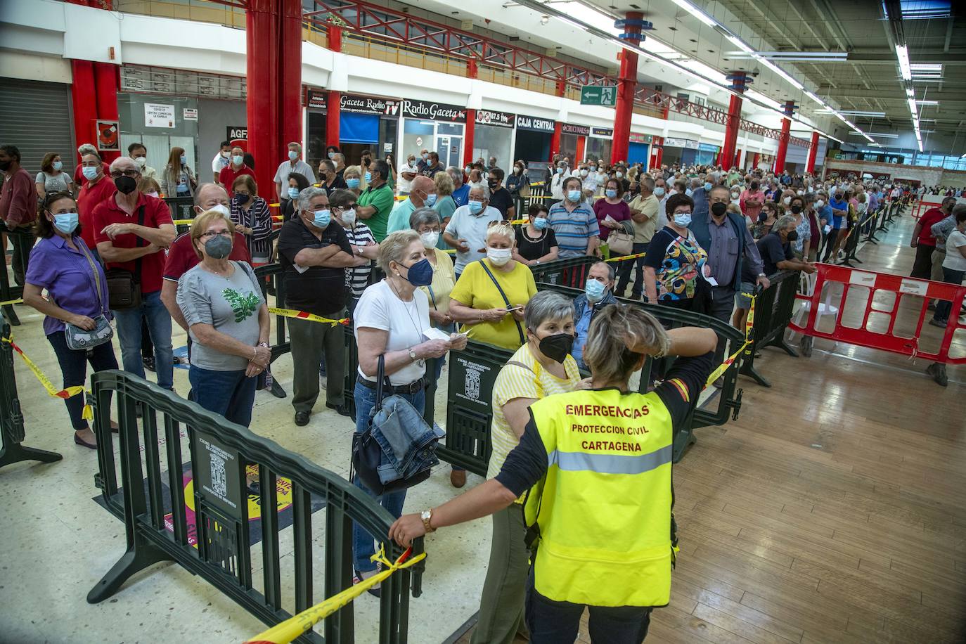 Fotos: Comienza la vacunación en el centro comercial La Rambla de Cartagena