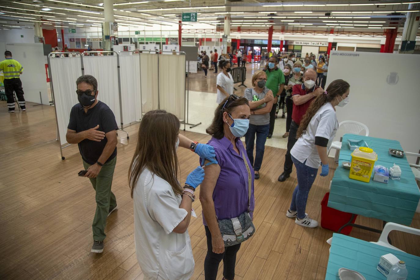 Fotos: Comienza la vacunación en el centro comercial La Rambla de Cartagena