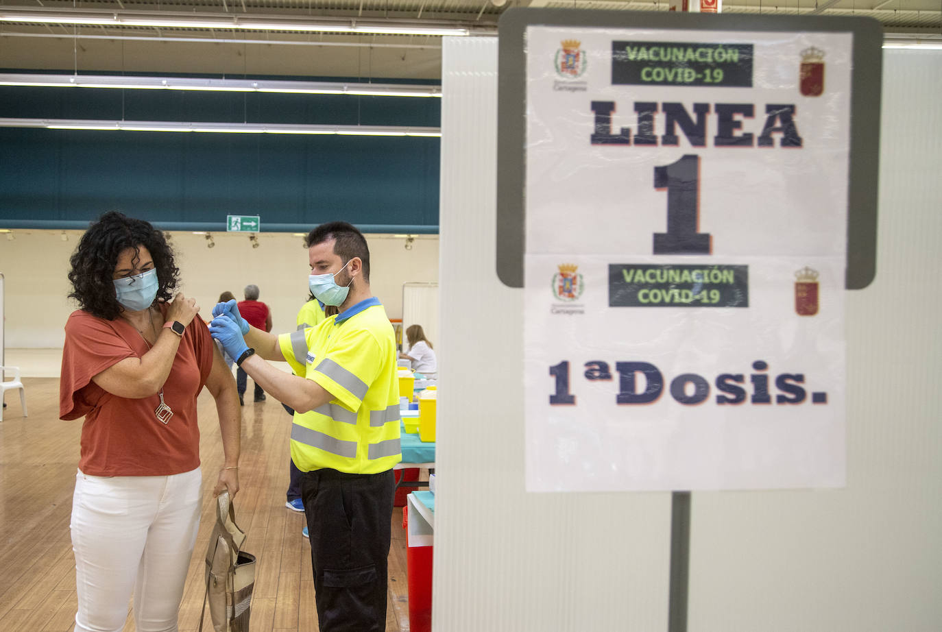 Fotos: Comienza la vacunación en el centro comercial La Rambla de Cartagena