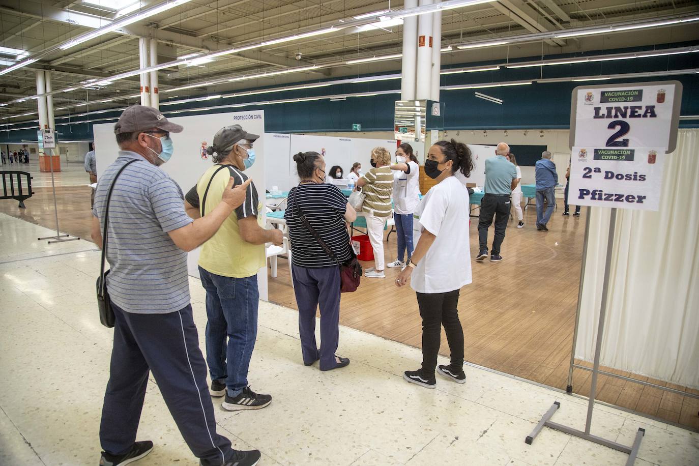 Fotos: Comienza la vacunación en el centro comercial La Rambla de Cartagena