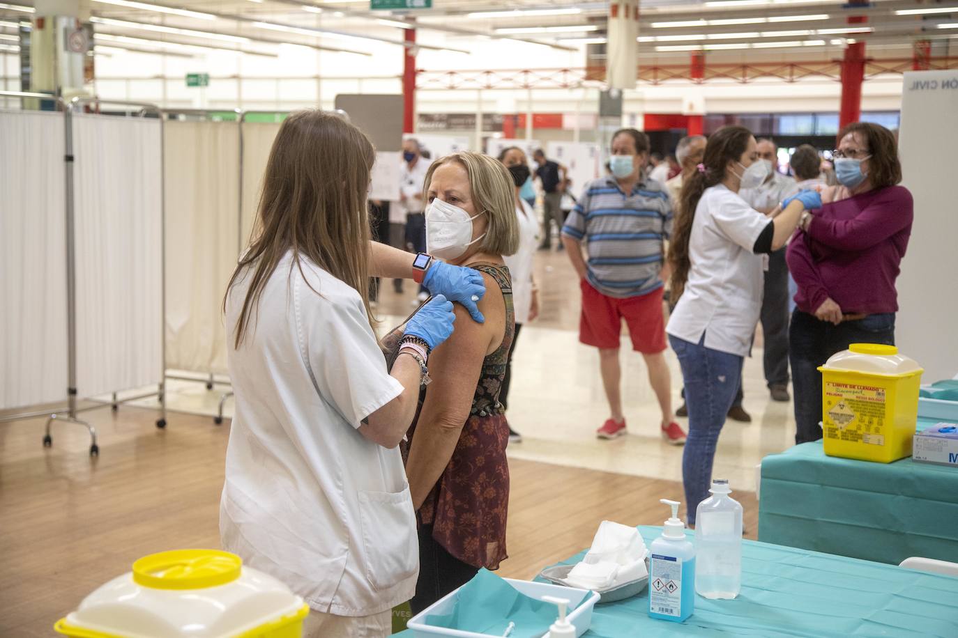 Fotos: Comienza la vacunación en el centro comercial La Rambla de Cartagena